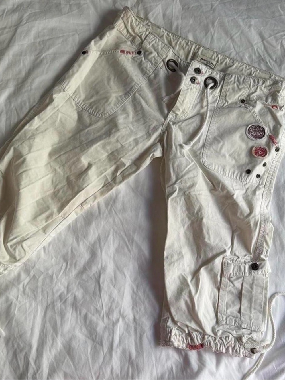Vintage y2k Rip Curl White Cargo Capris with Pocket Patch
